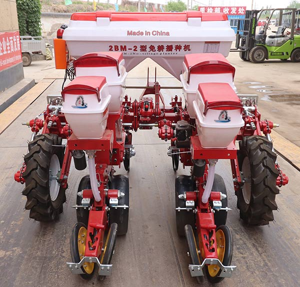 兩行免耕播種機后面
